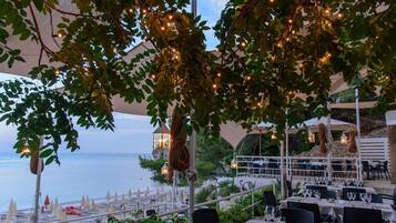 4 bares, 2 bares en la playa, bar junto a la piscina
