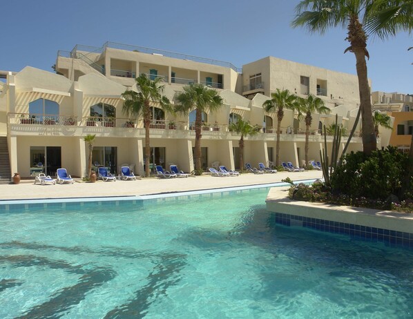 Piscina a l'aire lliure, para-sols i gandules
