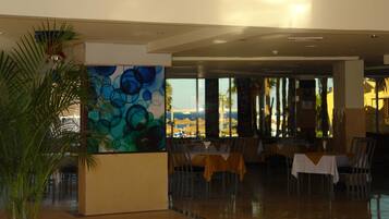 Gastropub, garden views, open 24 hours a day