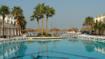 Piscine extérieure, parasols de plage, chaises longues