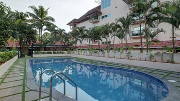 Una piscina al aire libre