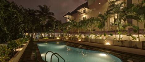 Una piscina al aire libre