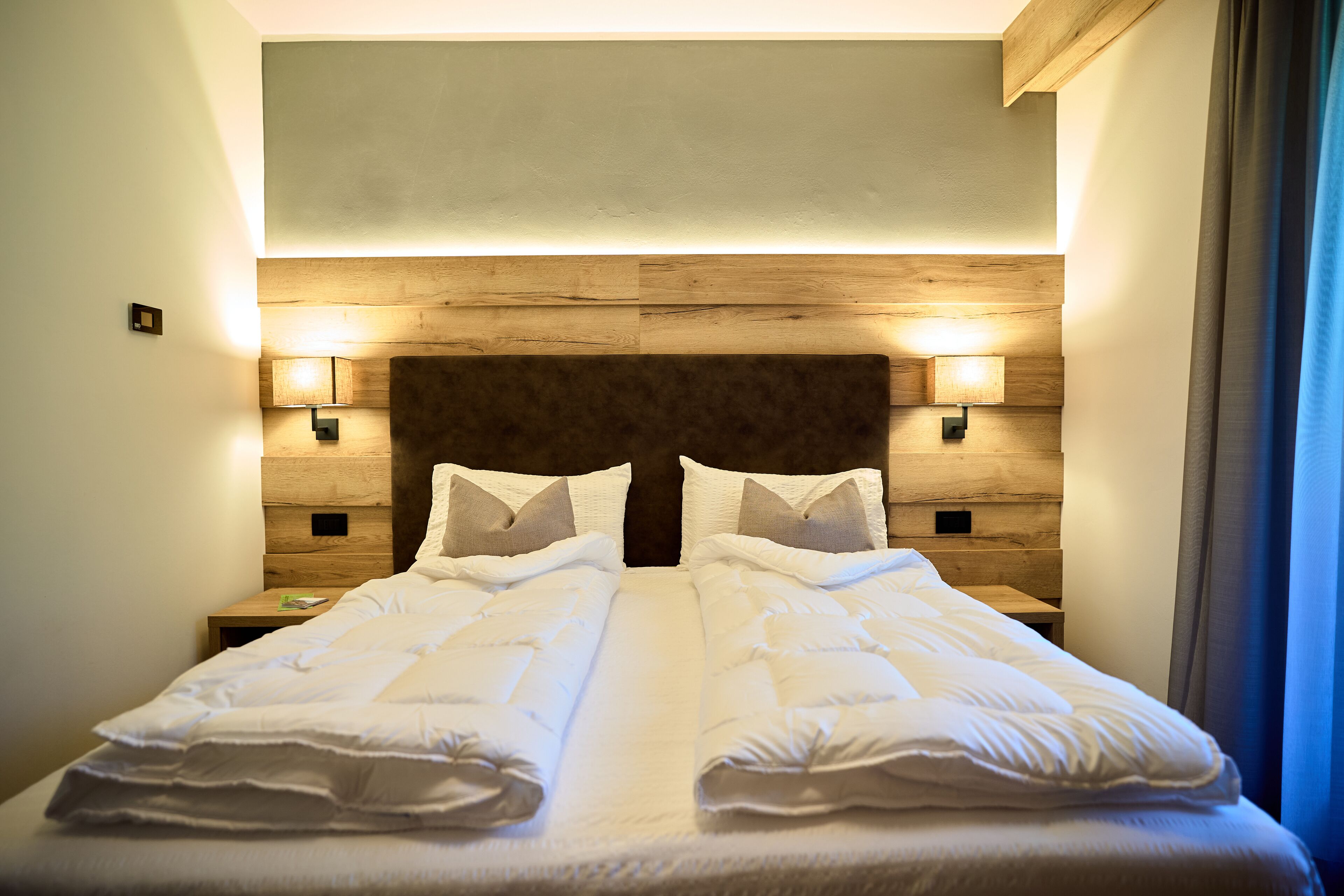 Suite Deluxe | Una cassaforte in camera, una scrivania, postazione laptop