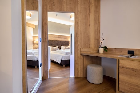 Deluxe Suite | In-room safe, desk, laptop workspace, blackout drapes