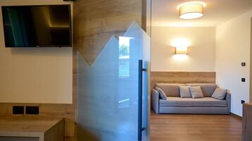 Deluxe-Suite | Wohnbereich | 22-Zoll-LED-Fernseher mit Digitalempfang, Fernseher