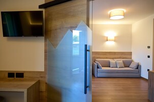 Deluxe Suite | Living area | 22-inch LED TV with digital channels, TV