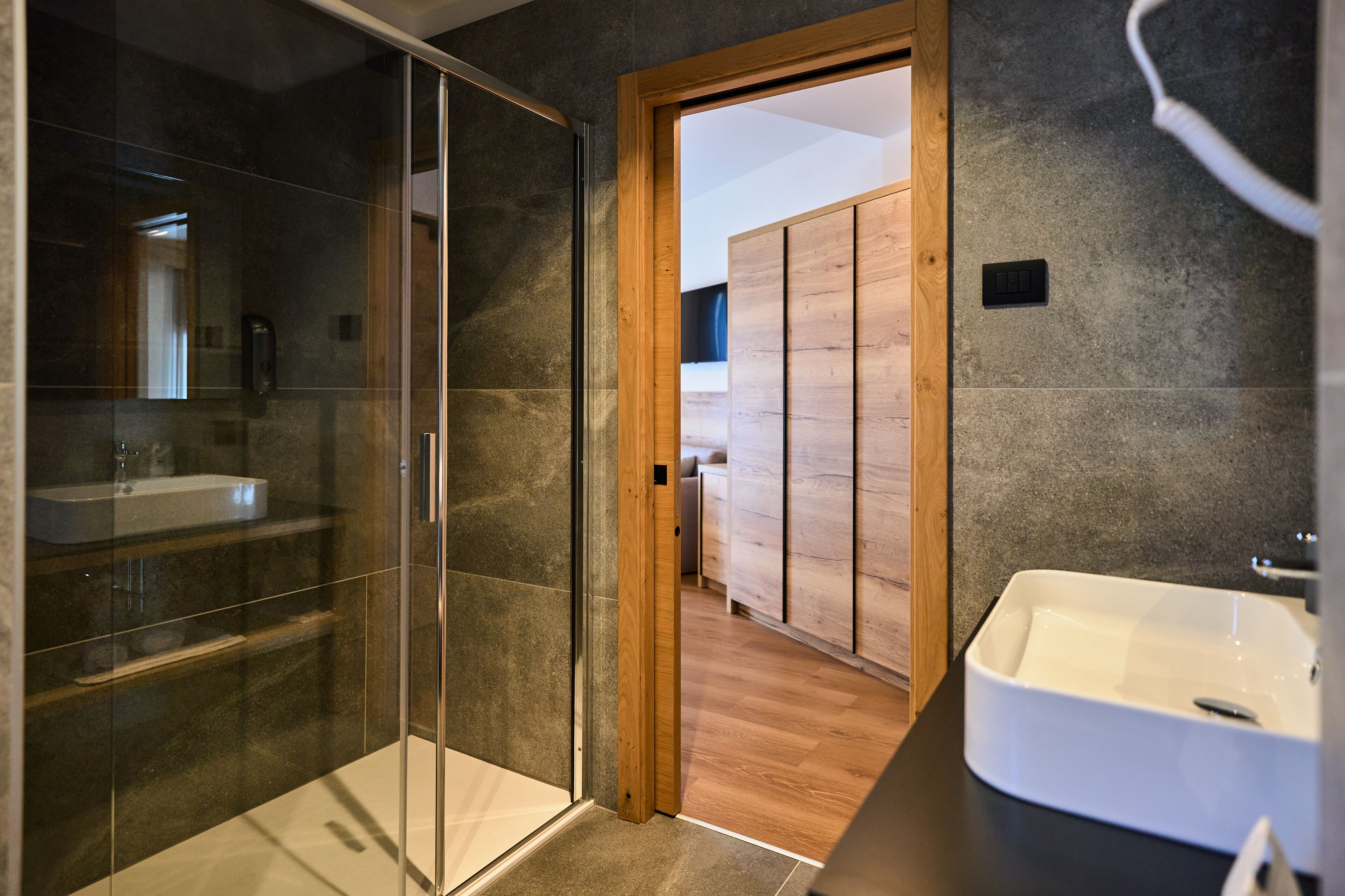Deluxe-Dreibettzimmer | Badezimmer | Dusche, Regendusche, umweltfreundliche Kosmetikartikel, Haartrockner