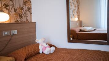 1 Schlafzimmer, Zimmersafe, Schreibtisch, laptopgeeigneter Arbeitsplatz