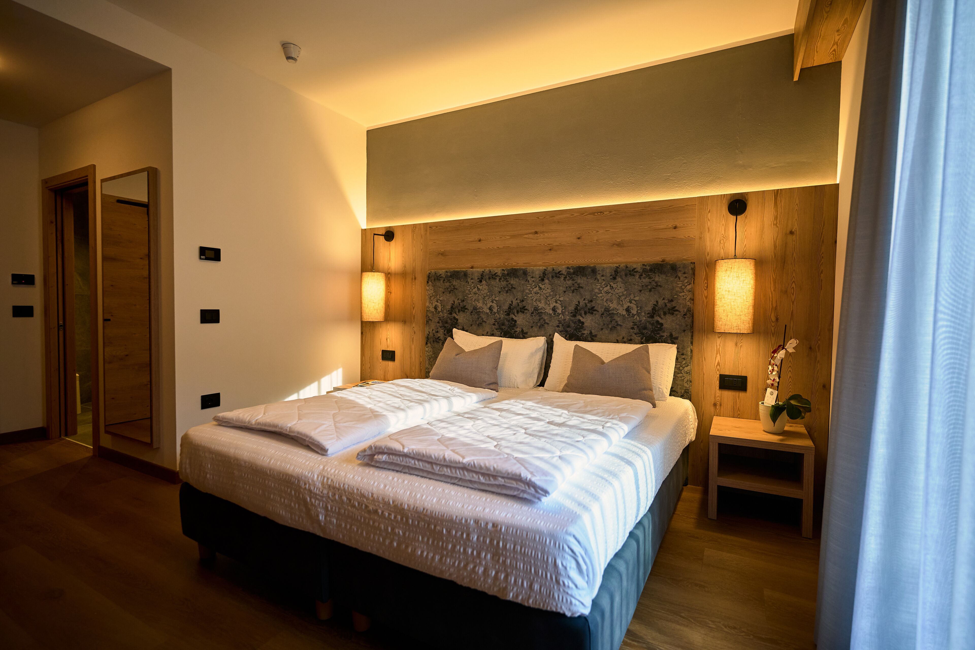 华丽双人房 | 客房内保险箱、办公桌、笔记本电脑工作区、遮光窗帘