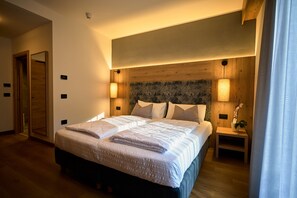 Habitación Deluxe doble | Caja fuerte, escritorio, espacio para trabajar con un portátil