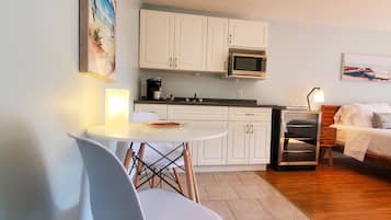 Classic Studio, 1 King Bed, Kitchenette, Courtyard Area | Private kitchen