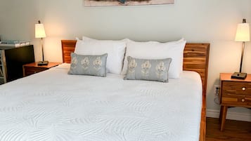 Classic Studio, 1 King Bed, Kitchenette, Courtyard Area | Free WiFi, bed sheets