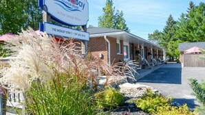 Een motel genaamd 'Oasis by the Bay', met een bord waarop staat dat het een seizoensresort is. Het adres is 790 Mosley Street.
