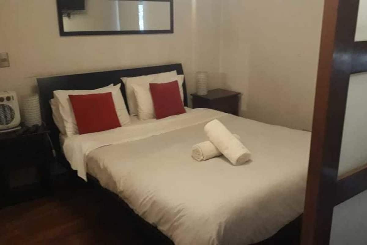 Tabla de planchar con plancha, wifi gratis y ropa de cama 