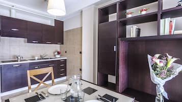 Een koelkast met diepvriezer, een kookplaat, een kinderstoel