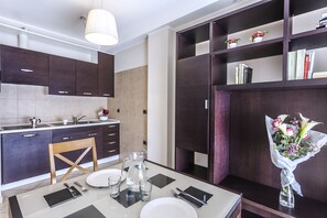 Refrigerador con congelador, parrilla de estufa y periquera 