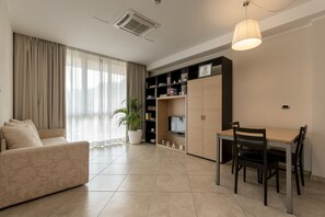 Apartamento superior | Roupas de cama premium, edredons de pluma, escrivaninha