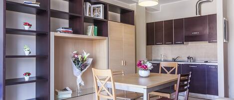Frigorífico grande, placa de cocina y trona infantil