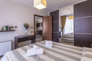 Biancheria da letto di alta qualità, copriletto in piuma, una scrivania