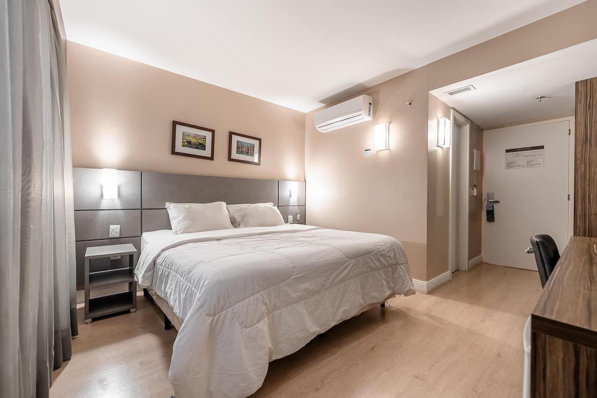 Cofres nos quartos, escrivaninha, espaço de trabalho para notebook