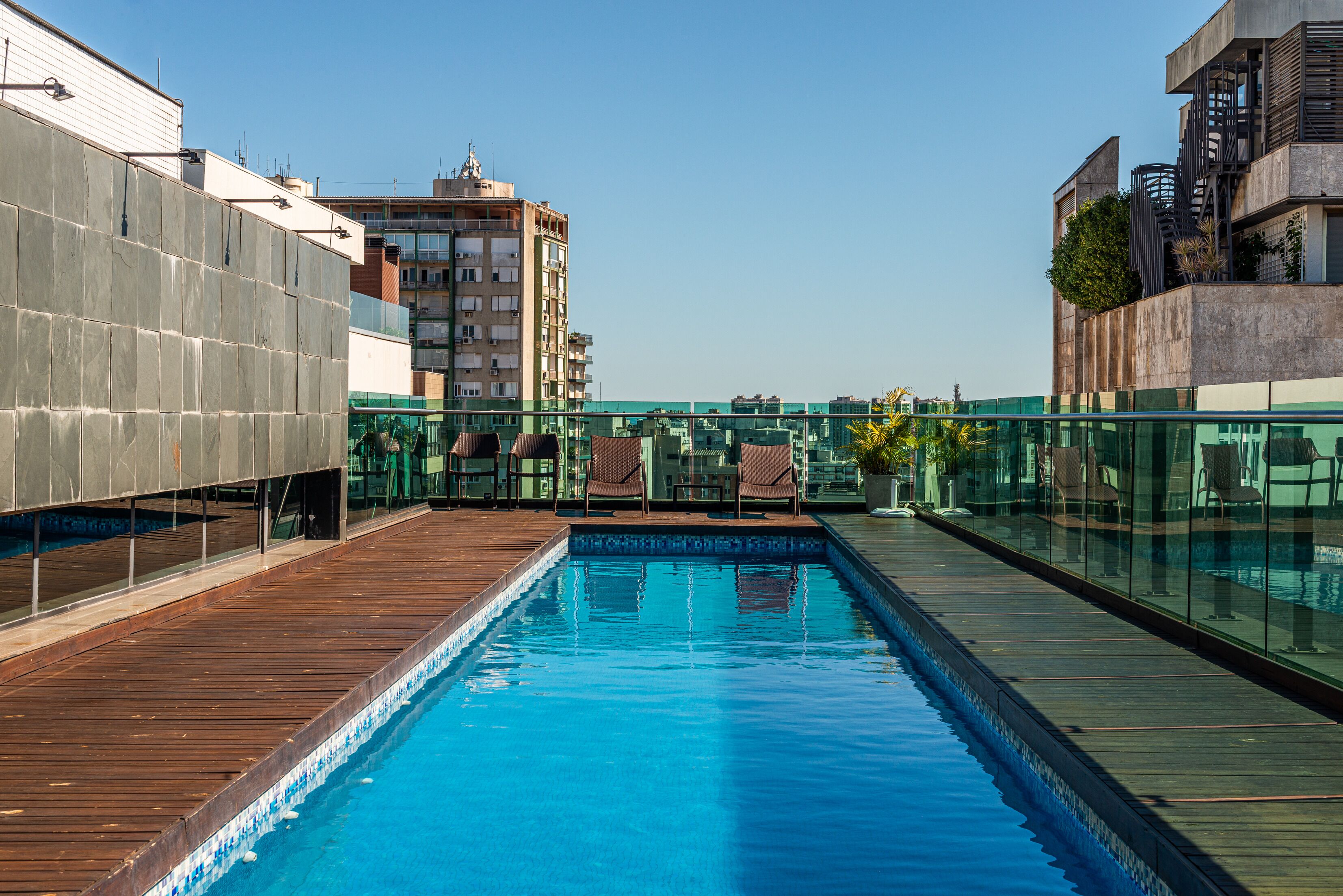 Piscina a l'aire lliure (horari: 08:00-21:00), para-sols i gandules 