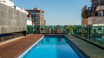 Piscina a l'aire lliure (horari: 08:00-21:00), para-sols i gandules