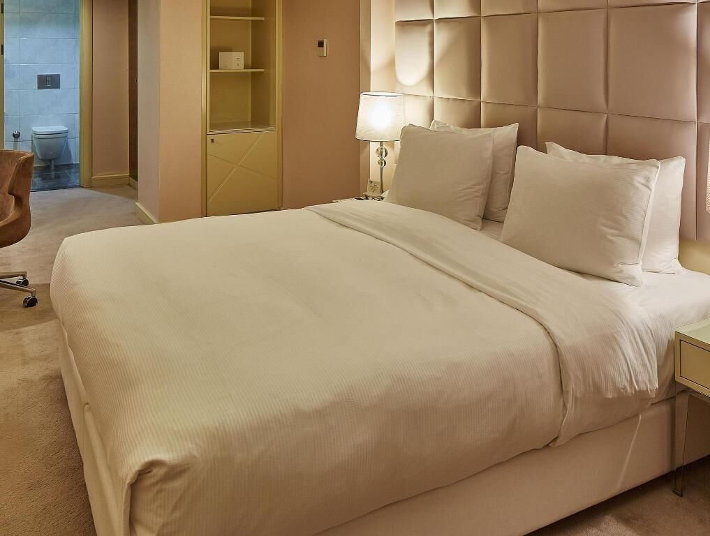 Ropa de cama de alta calidad y minibar 