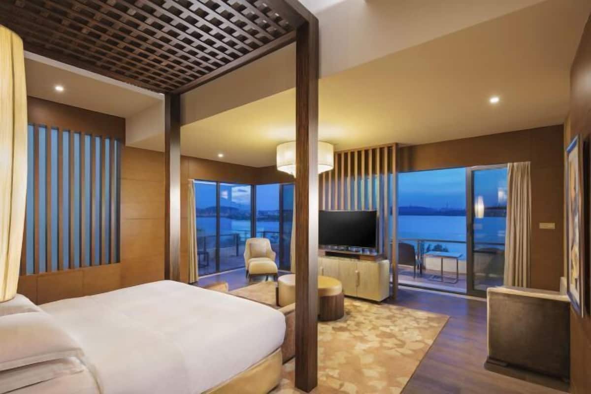 Peralatan tempat tidur premium, bar mini, peti besi dalam bilik
