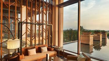 3 restaurants, breakfast, lunch, dinner served; Chinese cuisine