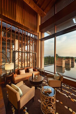 3 restaurants, breakfast, lunch, dinner served; Chinese cuisine - Hilton Wuhan Optics Valley (Wuhan)