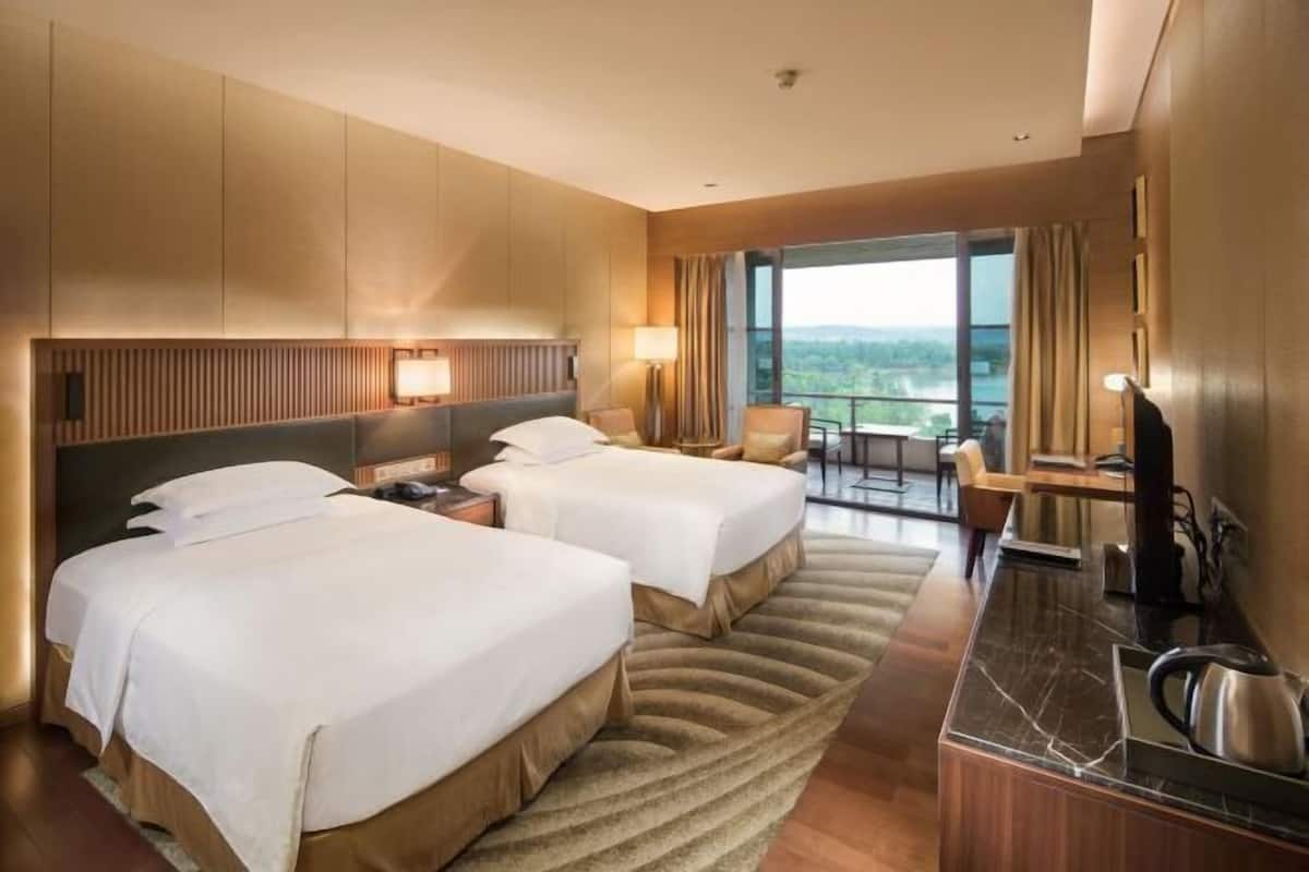 Peralatan tempat tidur premium, bar mini, peti besi dalam bilik