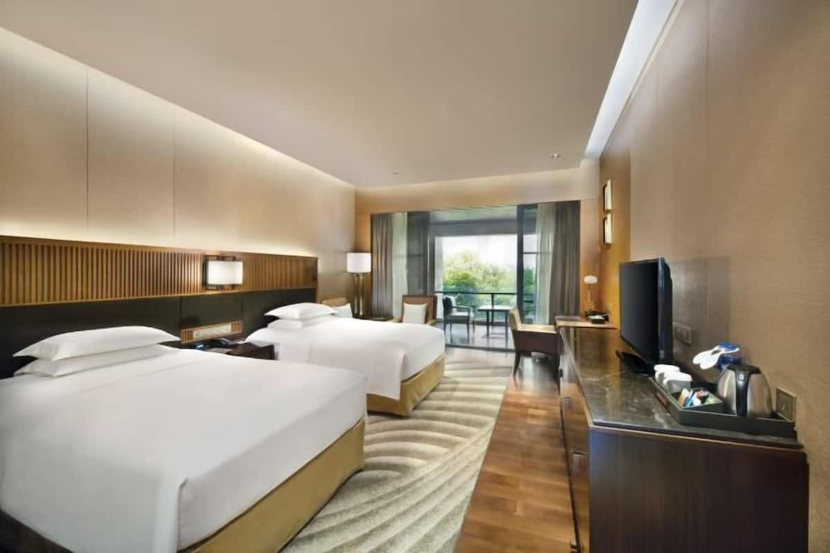 Peralatan tempat tidur premium, bar mini, peti besi dalam bilik