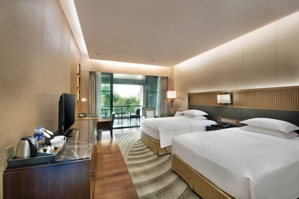 Peralatan tempat tidur premium, bar mini, peti besi dalam bilik