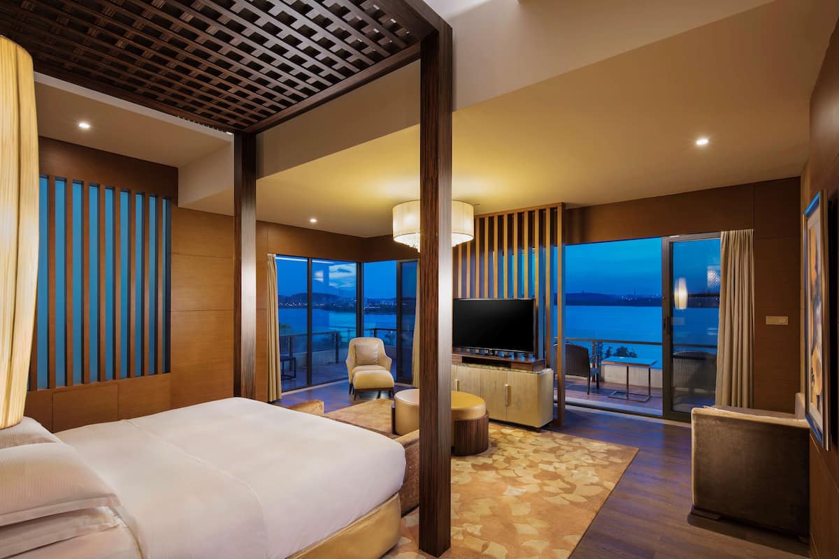 presidential suite, 1 king bed | premium bedding, minibar, in-room safe, iron/ironing board