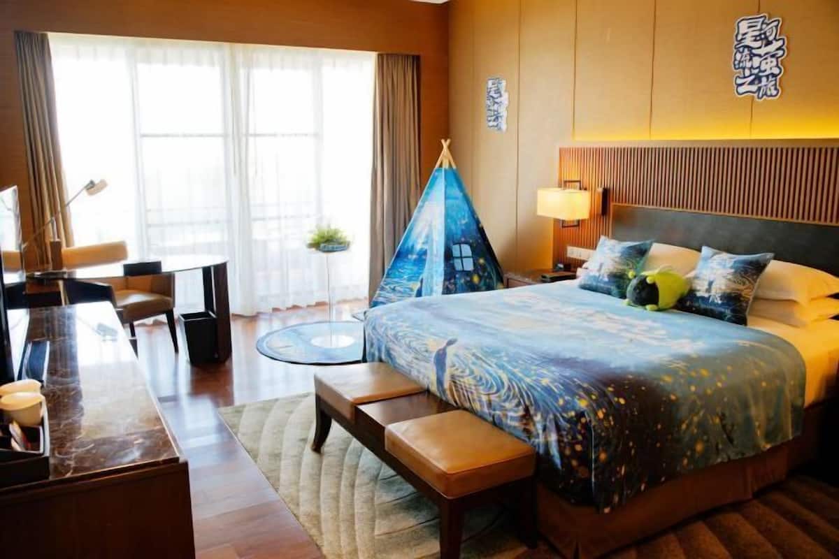 Peralatan tempat tidur premium, bar mini, peti besi dalam bilik