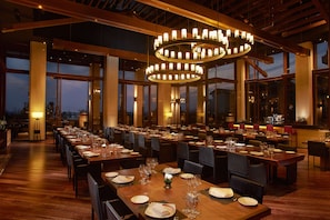 3 restaurants; breakfast, lunch and dinner served  - Hilton Wuhan Optics Valley (Wuhan)