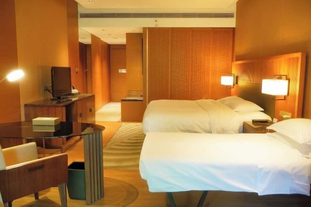 Peralatan tempat tidur premium, bar mini, peti besi dalam bilik