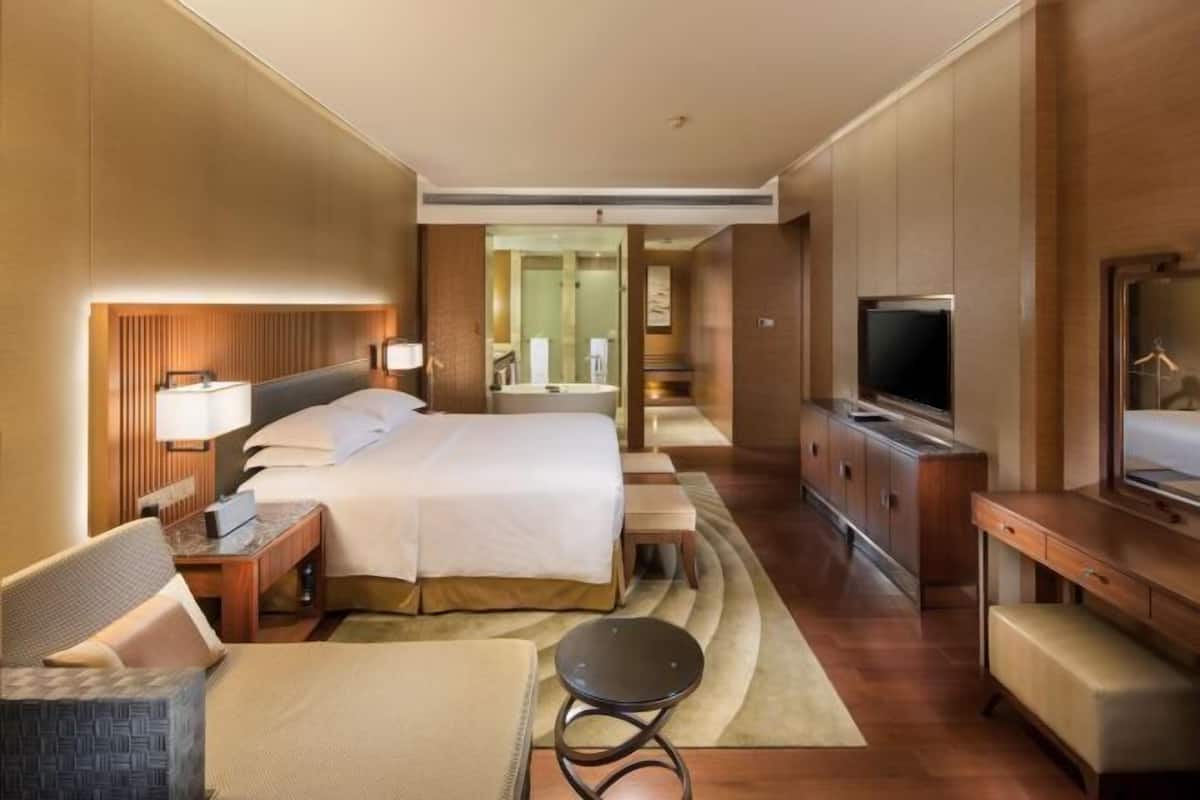Peralatan tempat tidur premium, bar mini, peti besi dalam bilik