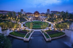 Front of property - evening/night - Hilton Wuhan Optics Valley (Wuhan)
