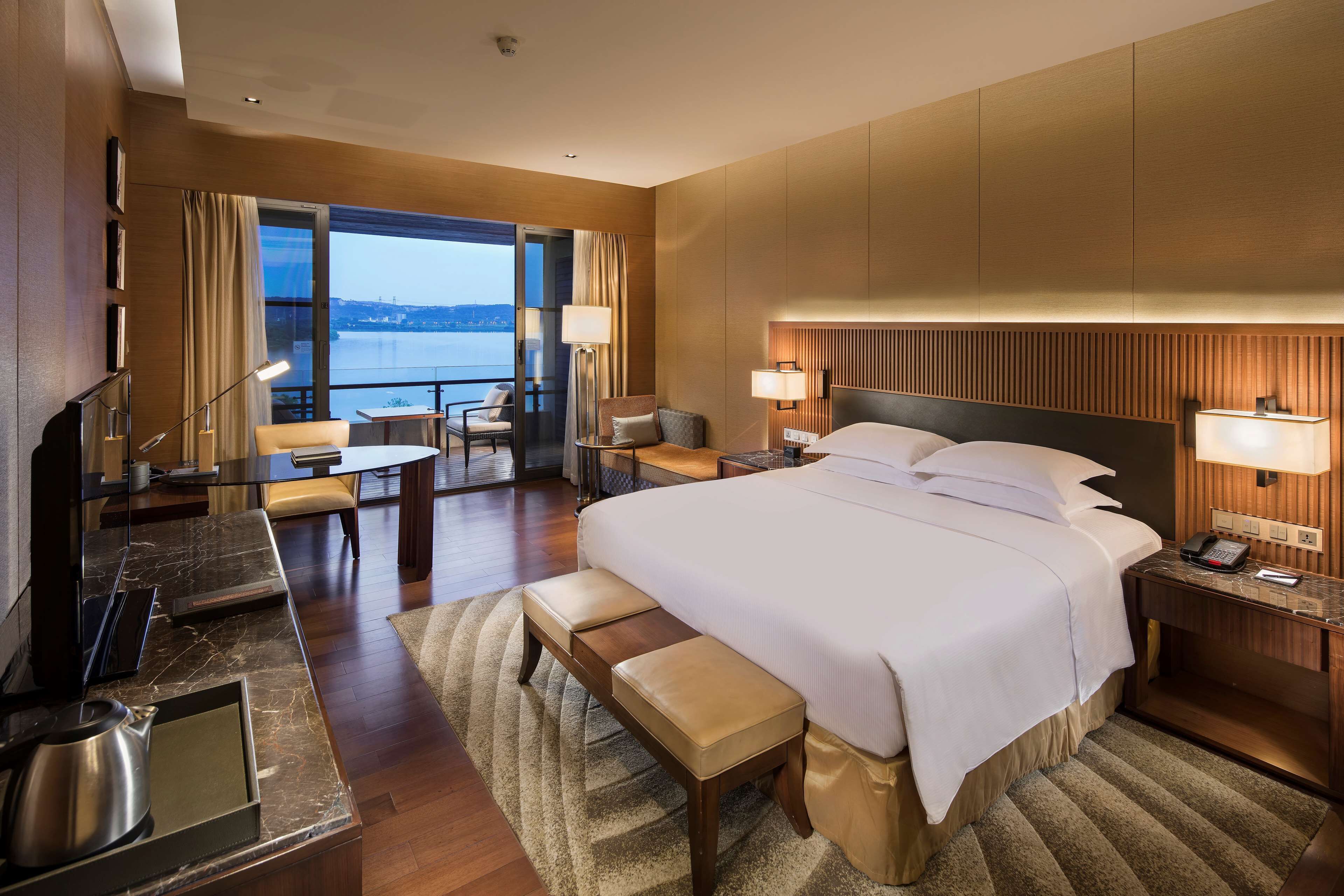 Premium bedding, minibar, in-room safe, iron/ironing board