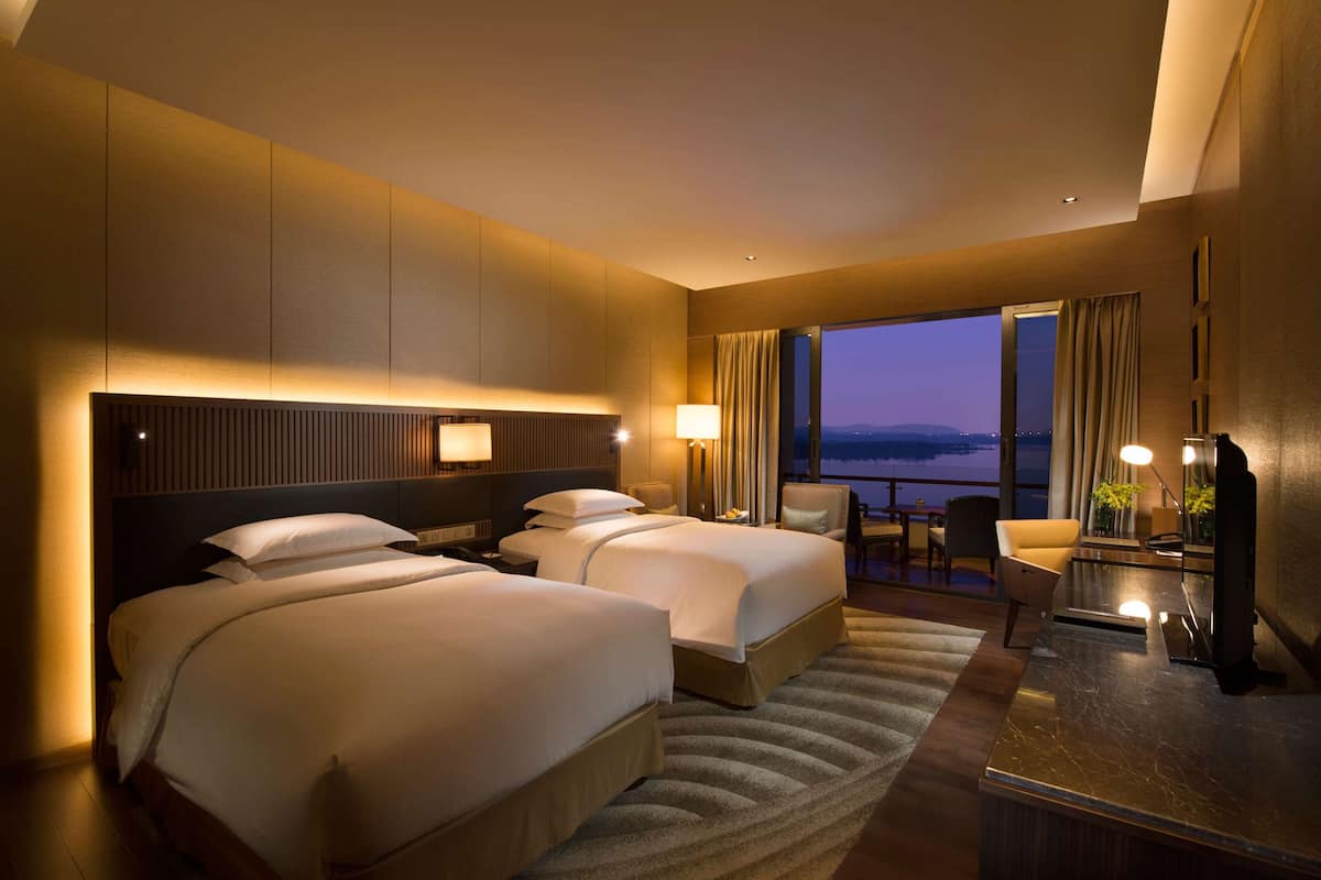 premium bedding, minibar, in-room safe, iron/ironing board