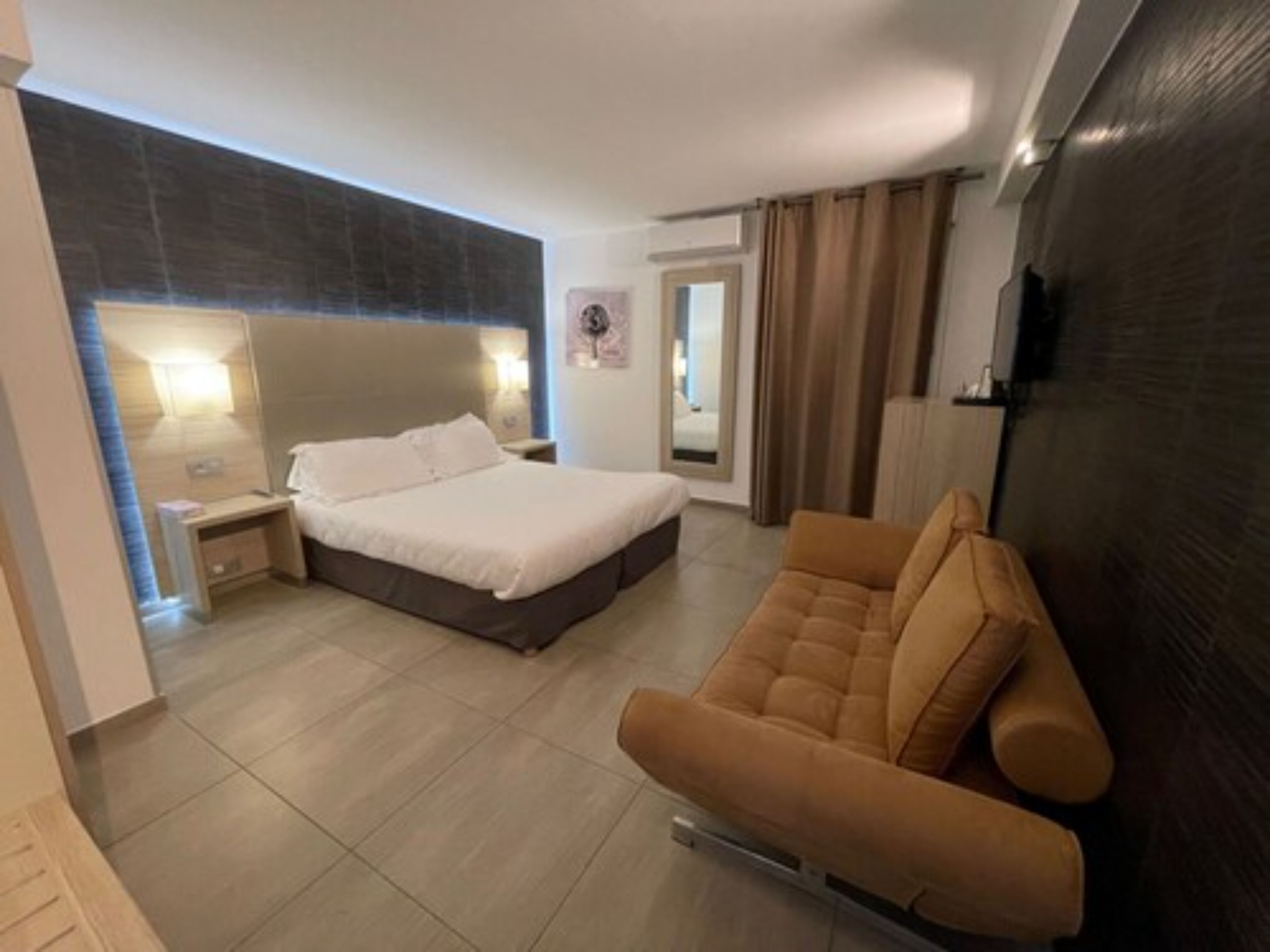 superior double room, terrace | minibar, in-room safe, desk, soundproofing