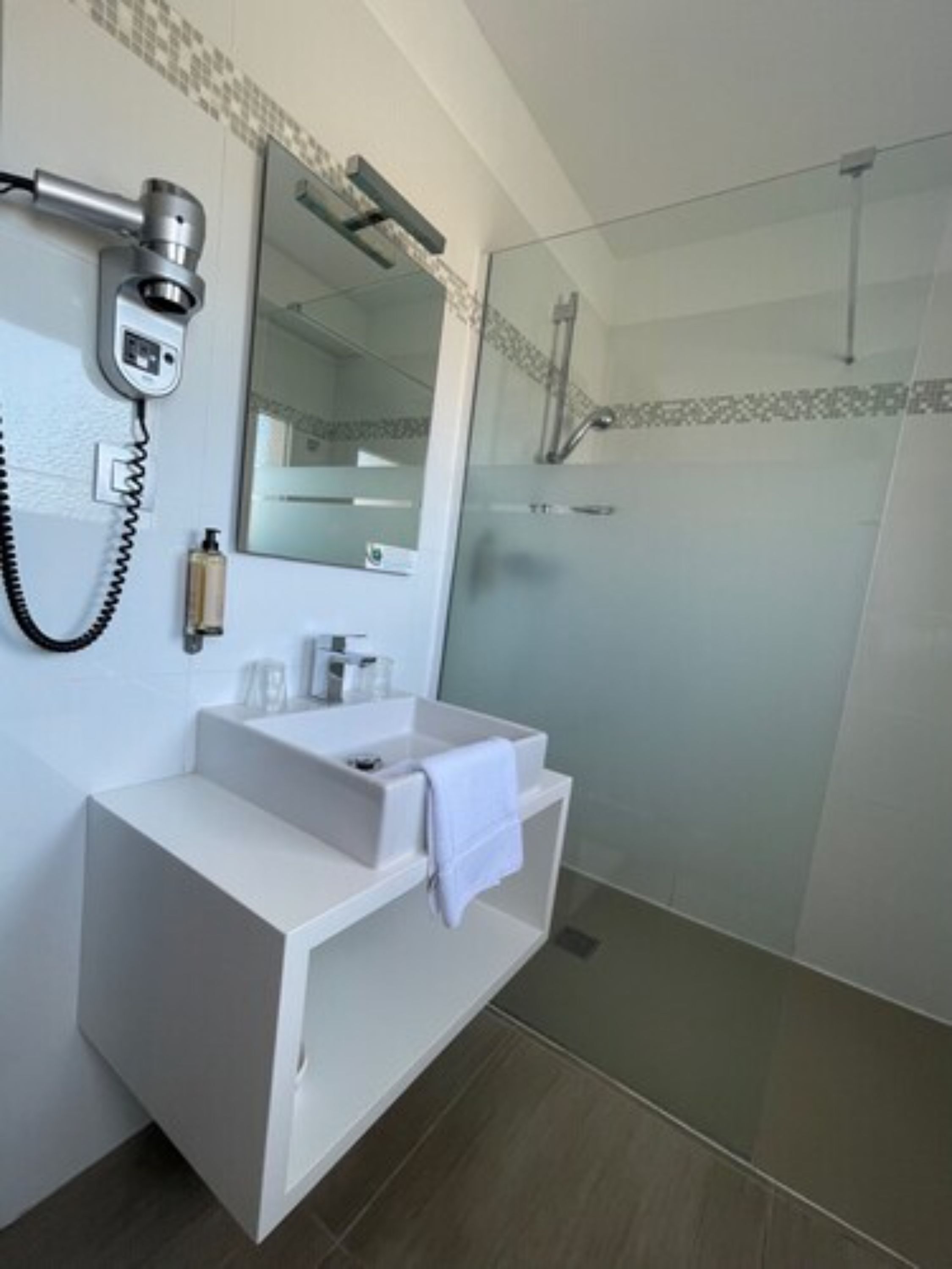 superior double room, terrace | bathroom | shower, free toiletries, towels