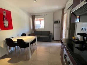 Apartment (4 persons) | Minibar, in-room safe, desk, soundproofing - Hôtel L'Escale Coté Port (L'Île-Rousse)