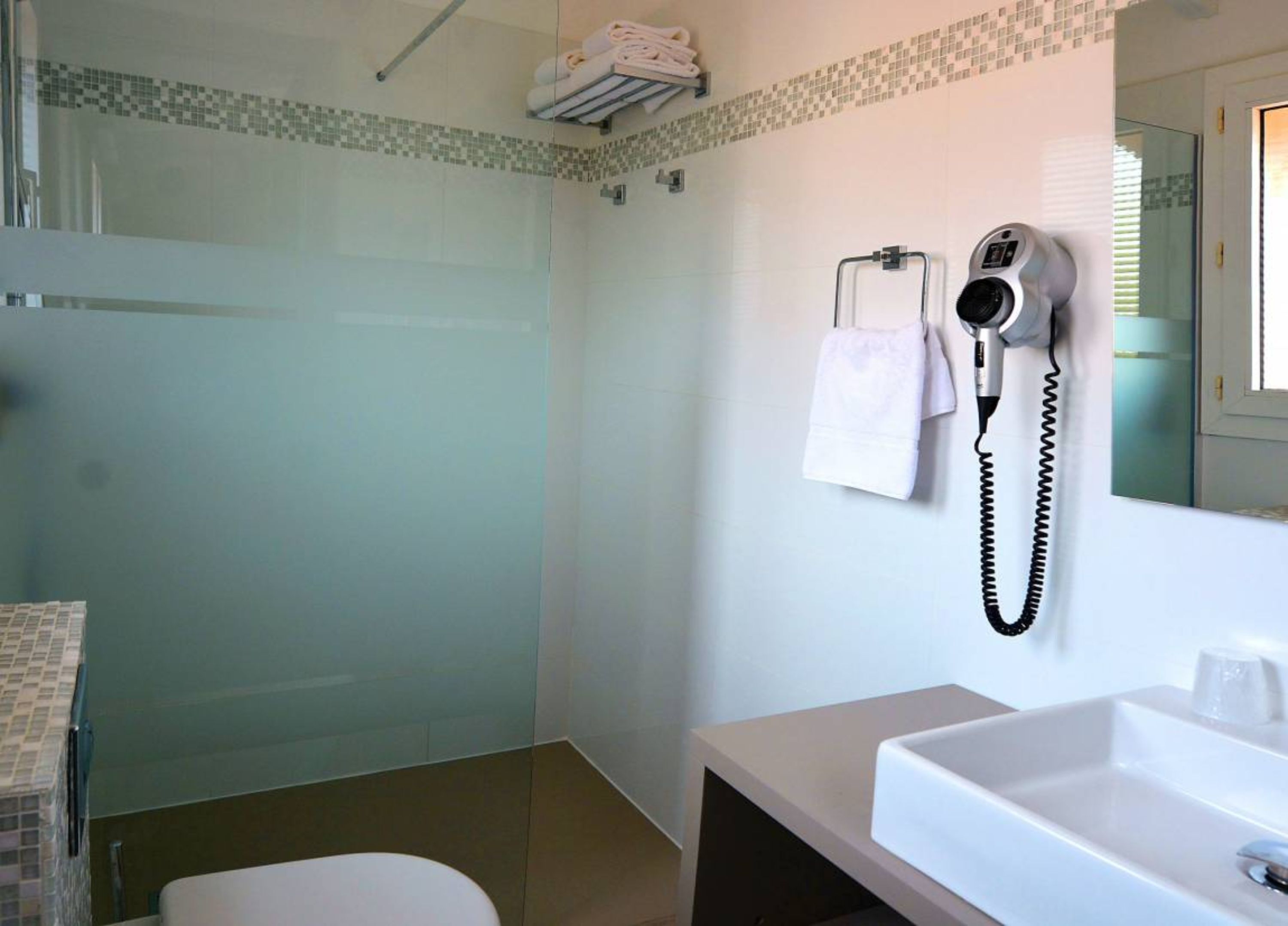 apartment (4 persons) | bathroom | shower, free toiletries, towels