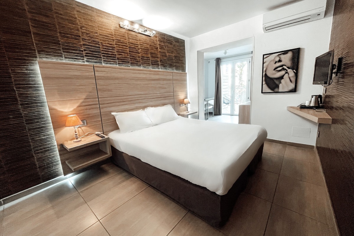 superior double room, terrace | minibar, in-room safe, desk, soundproofing