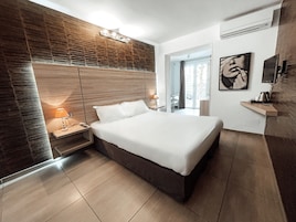 Minibar, caja de seguridad en la habitación y escritorio 