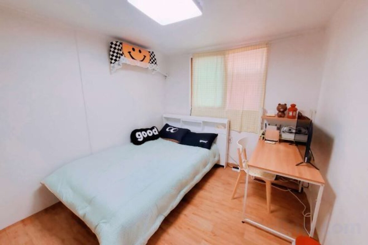 Premium bedding, desk, blackout drapes, soundproofing