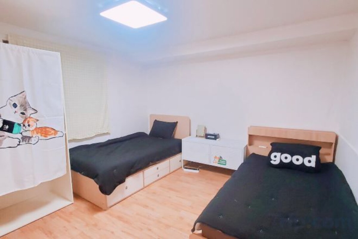 Premium bedding, desk, blackout drapes, soundproofing