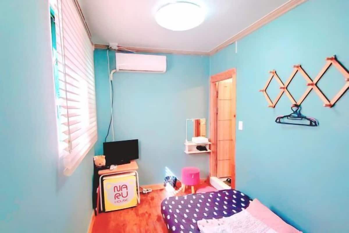 Premium bedding, desk, blackout drapes, soundproofing